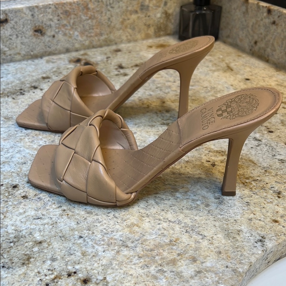 Vince Camuto Brelanie Tan Neutral Woven Heeled Sandals Mules 8.5 Like New!